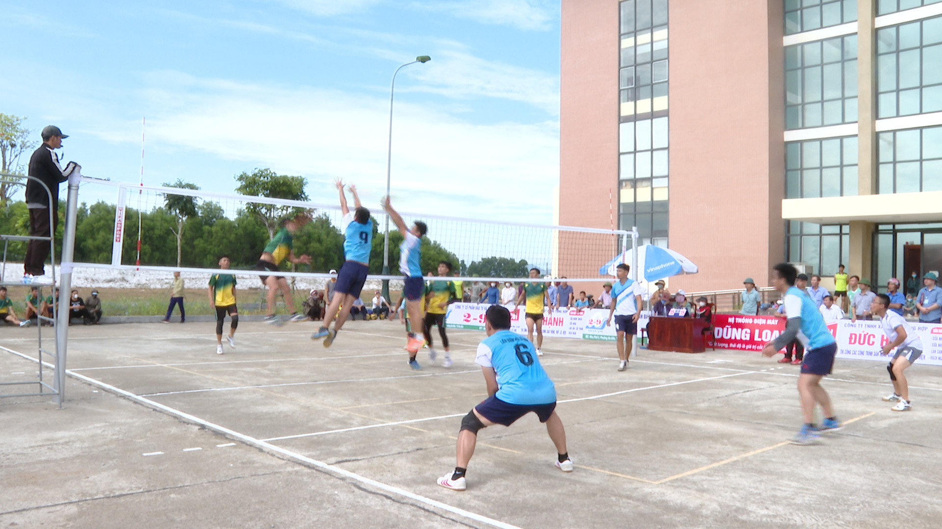Những trận bóng chuyền hấp dẫn, thu hút khán giả.