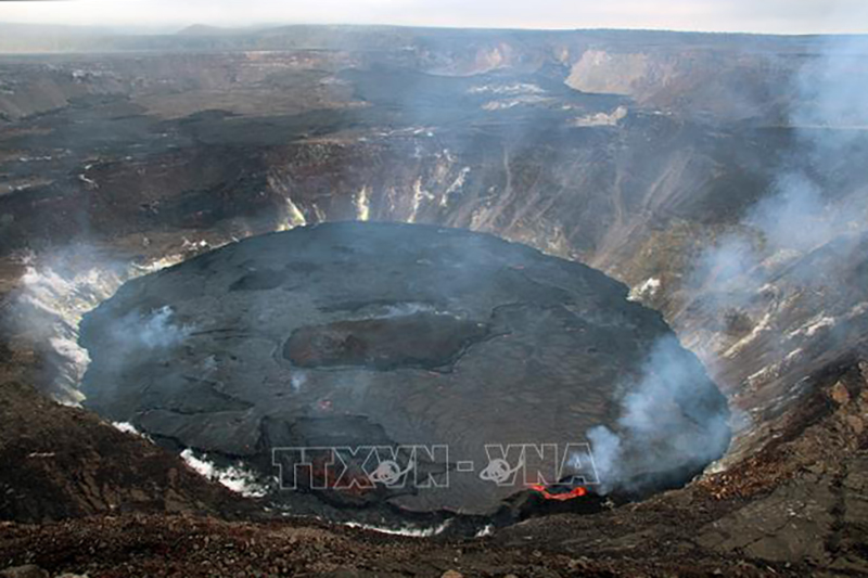 Dung nham phun lên từ miệng núi lửa Kilauea trên đảo Hawaii, Mỹ. Ảnh tư liệu: AFP/TTXVN