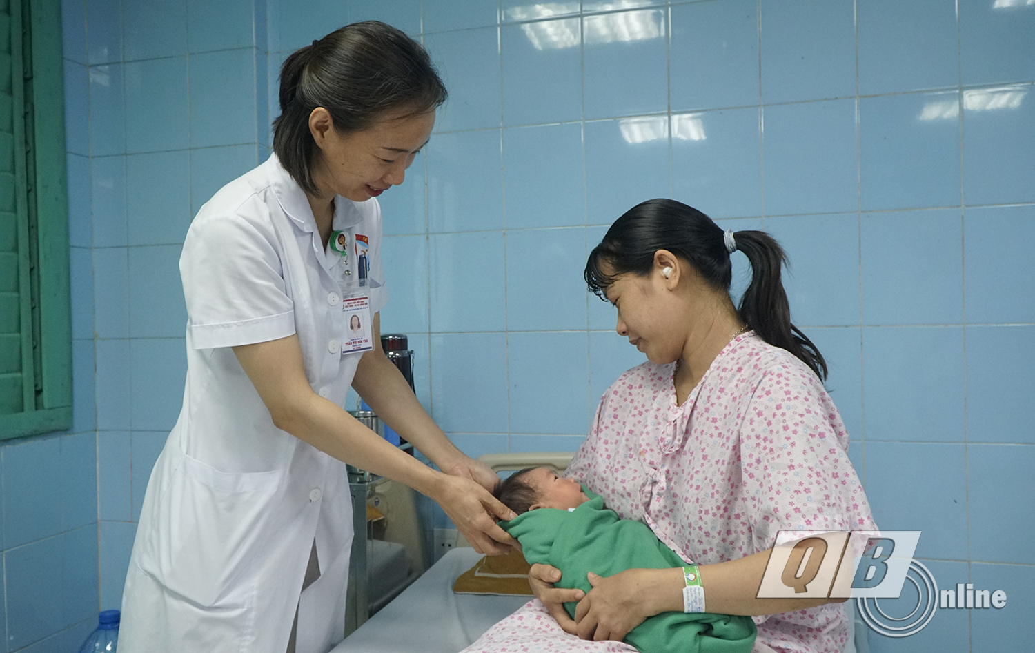  Bác sĩ Trần Thị Sơn Trà thăm khám và dặn dò bệnh nhân trước lúc xuất viện.