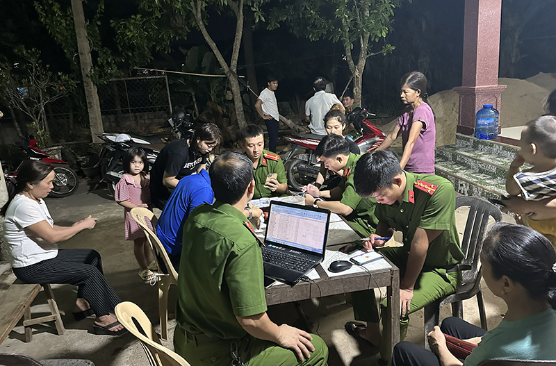 Tổ xung kích thực hiện Đề án 06 hướng dẫn công dân cài đặt và kích hoạt tài khoản định danh điện tử.