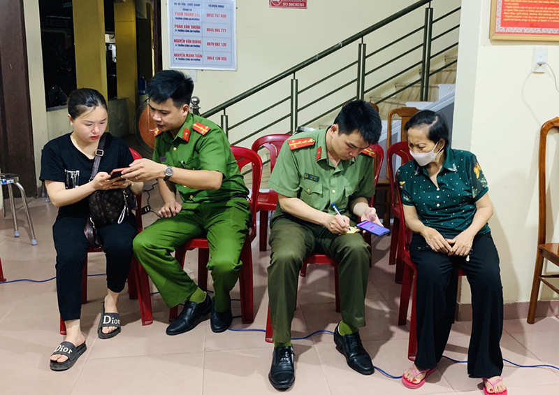 Tổ xung kích thực hiện Đề án 06 hướng dẫn công dân cài đặt và kích hoạt tài khoản định danh điện tử.