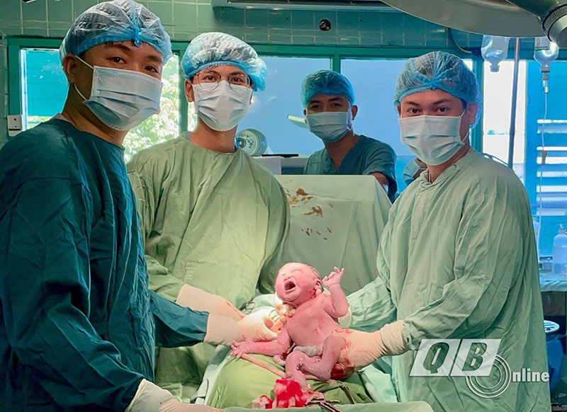 Ngày 31/5/2023, chị Trần Thị Phú đã sinh một bé gái khỏe mạnh, nặng 3,3 kg trong niềm vui của gia đình và các bác sĩ.