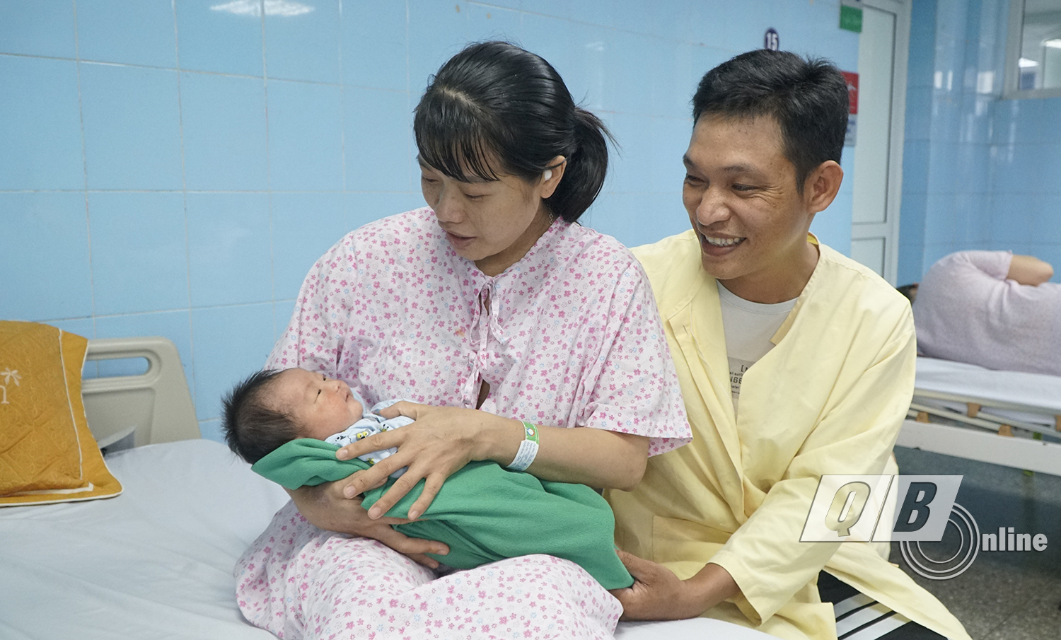 Niềm vui của vợ chồng anh Cần, chị Phú được đón đứa con đầu lòng sau nhiều năm mong ngóng.