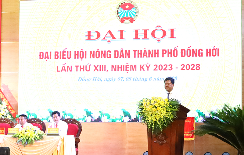 Đồng chí Bí thư Thành ủy Đồng Hới Trần Phong phát biểu chỉ đạo đại hội.