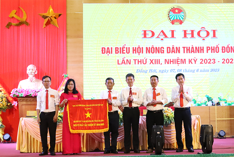 Đồng chí Chủ tịch Hội Nông dân tỉnh Trần Tiến Sỹ trao cờ thi đua “Đơn vị xuất sắc” nhiệm kỳ 2018-2023 của Trung ương Hội Nông dân Việt Nam tặng Hội Nông dân thành phố.