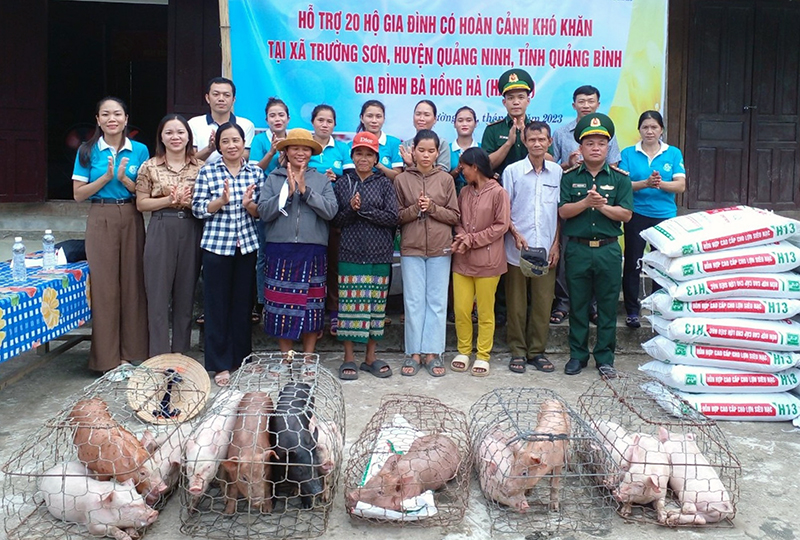 Hội LHPN xã Trường Sơn và Đồn Biên phòng Làng Mô trao tặng mô hình sinh kế cho các hội viên phụ nữ trên địa bàn xã Trường Sơn.
