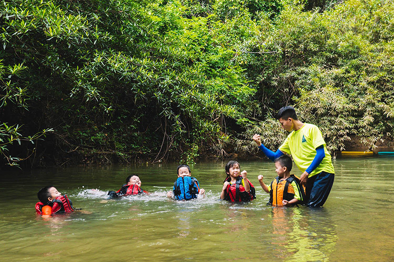 Cùng trẻ tham gia tour gia đình trải nghiệm Tú Làn 1 ngày. (Ảnh: Oxalis Adventure).