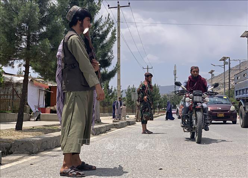 Một thành viên Taliban gác gần hiện trường vụ đánh bom ở tỉnh Badakhshan, miền Bắc Afghanistan, ngày 6/6/2023. Ảnh minh họa: AFP/TTXVN