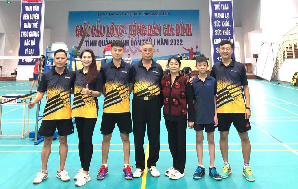 Ba thế hệ trong gia đình ông Liên cùng đam mê bóng bàn.
