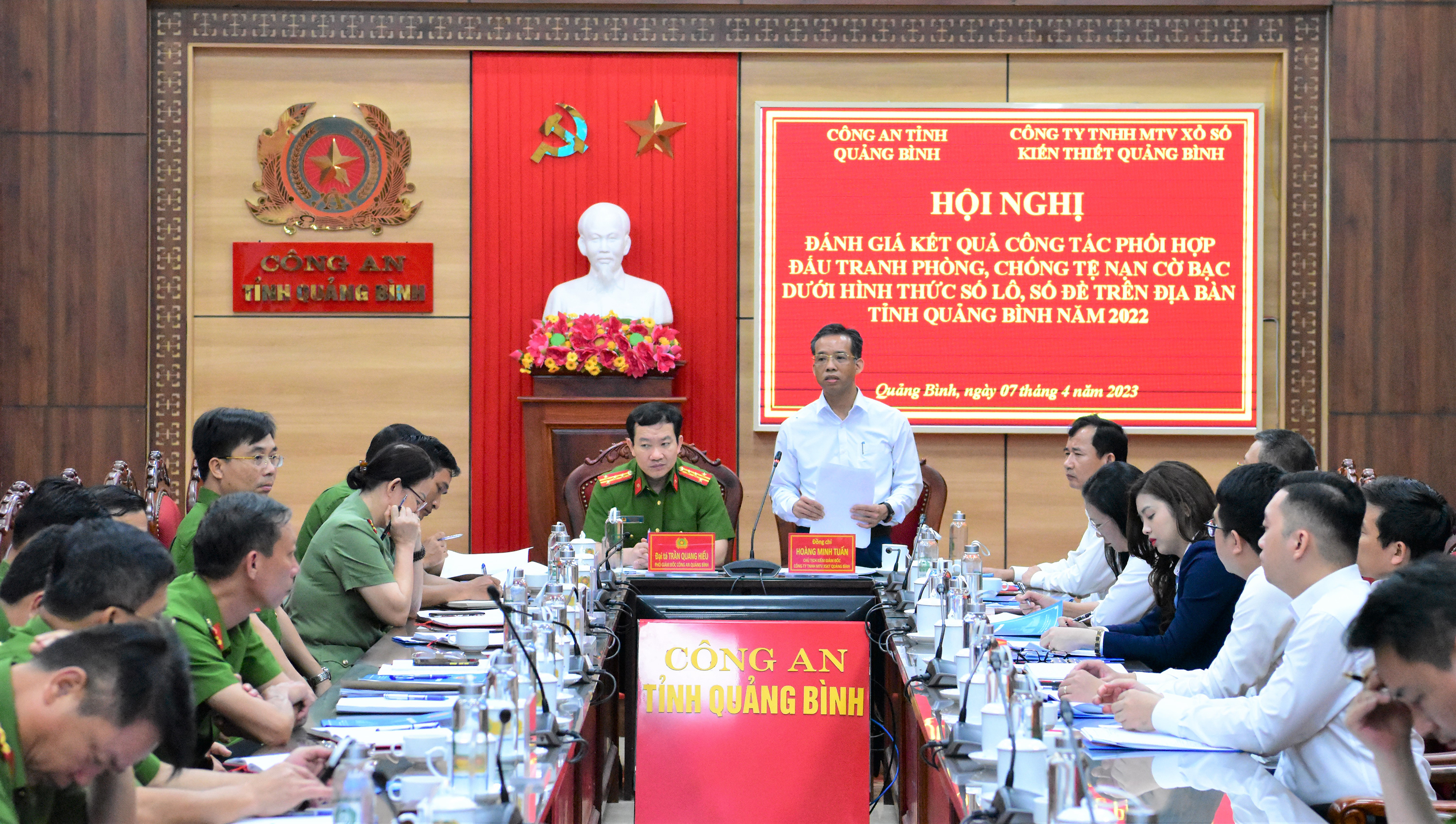 Ông Hoàng Minh Tuấn (áo trắng) tại hội nghị đánh giá kết quả công tác phối hợp giữa Công ty TNHH MTV XSKT Quảng Bình và Công an tỉnh.   