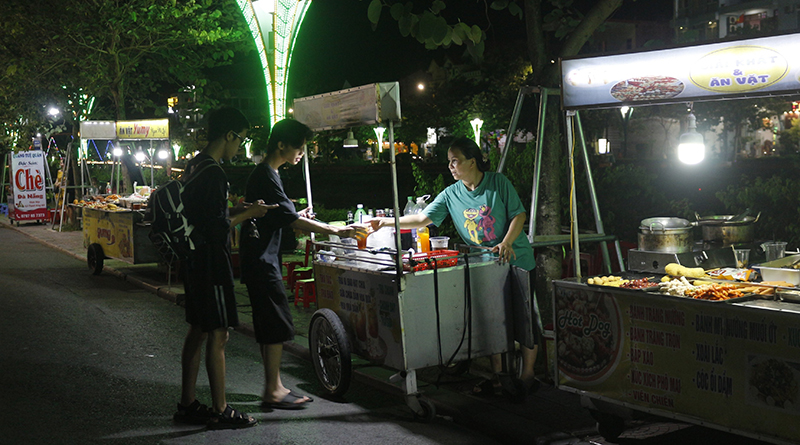 Các mặt hàng ẩm thực đơn điệu, thiếu bản sắc địa phương, khó để hấp dẫn du khách.