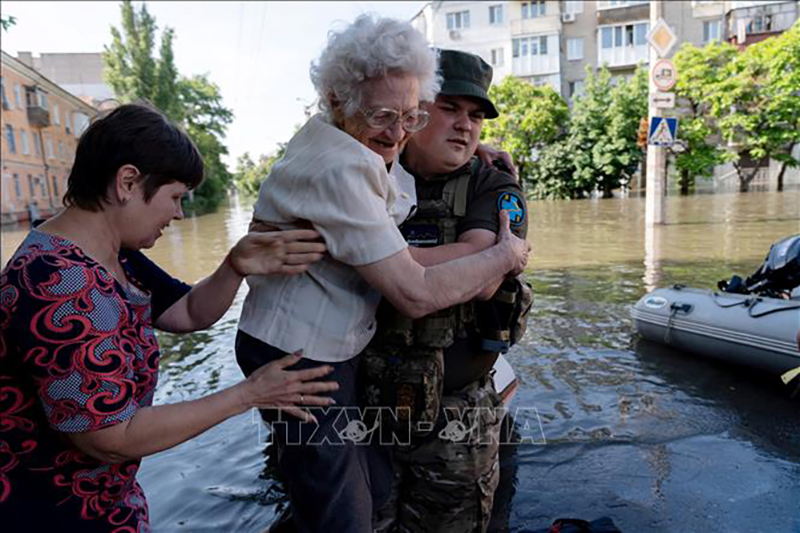 Sơ tán người dân khỏi các khu vực ngập lụt ở Kherson, Ukraine, sau sự cố vỡ đập thủy điện Kakhovka, ngày 7/6/2023. Ảnh: AFP/TTXVN