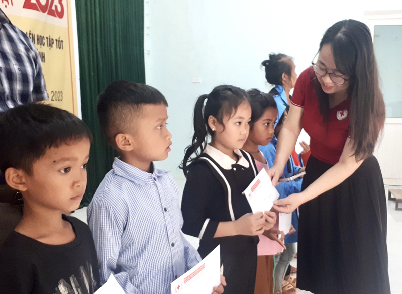 Đại diện lãnh đạo Hội CTĐ tỉnh trao quà cho các em học sinh.