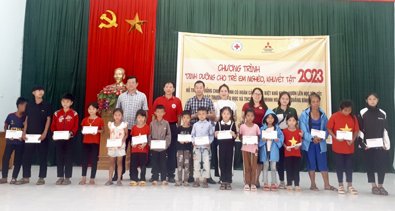 Nhiều học sinh có hoàn cảnh khó khăn ở Minh Hóa được nhận học bổng thuộc chương trình “Dinh dưỡng cho trẻ em nghèo, khuyết tật”.