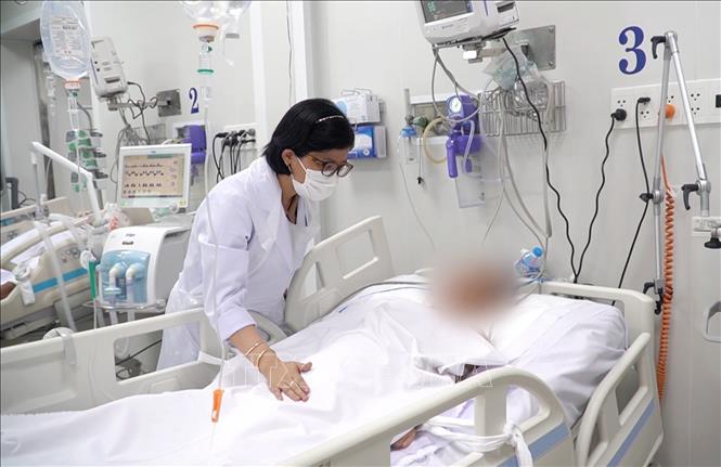 Bác sĩ Bệnh viện Chợ Rẫy điều trị tích cực cho nạn nhân ngộ độc nấm rừng tại Tây Ninh. Ảnh: TTXVN phát