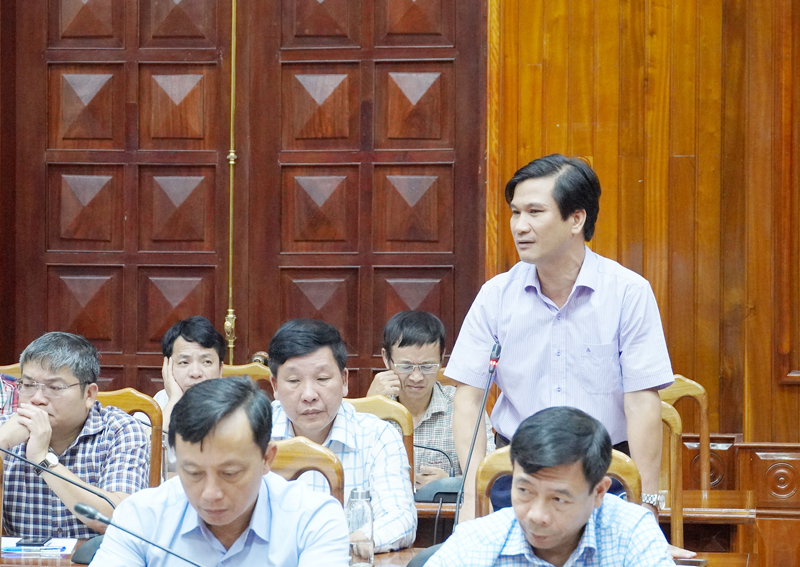 Lãnh đạo UBND huyện Lệ Thủy báo cáo những vướng mắc trong công tác GPMB ở địa phương.
