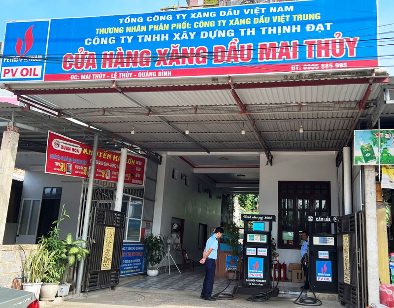 Đội QLTT số 2 kiểm việc chấp hành pháp luật trong kinh doanh hàng hóa đối với cửa hàng xăng dầu Mai Thủy.