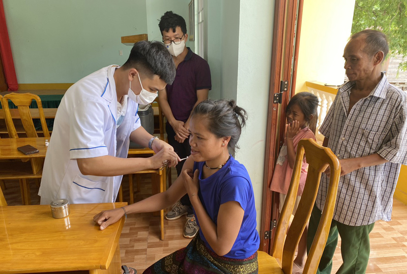 Trung tâm Y tế huyện Bố Trạch tổ chức tiêm chủng lưu động vắc xin phòng Covid-19 cho đồng bào dân tộc ít người vùng biên giới Tân, Thượng Trạch.