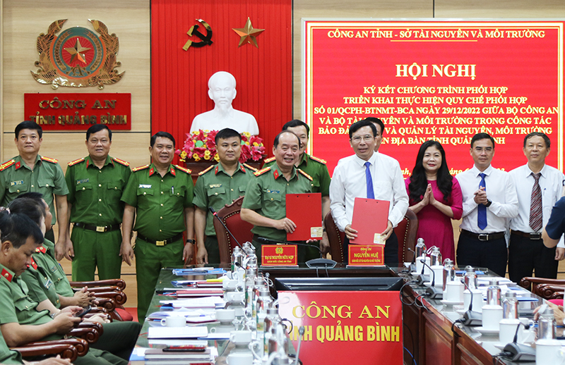 Lãnh đạo Công an tỉnh và Sở Tài nguyên và môi trường ký kết chương trình phối hợp giữa 2 đơn vị.
