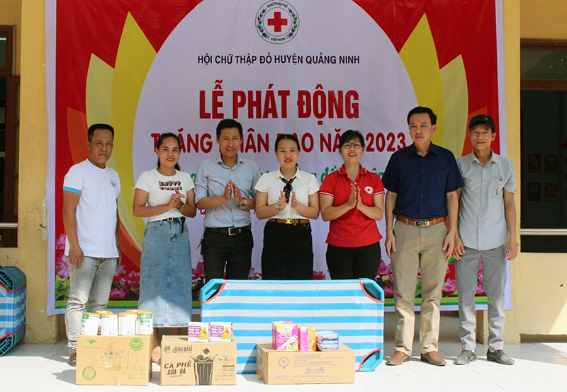 Hội Chữ Thập đỏ huyện Quảng Ninh trao thiết bị học tập, sinh hoạt cho Trường mầm non Trường Xuân.