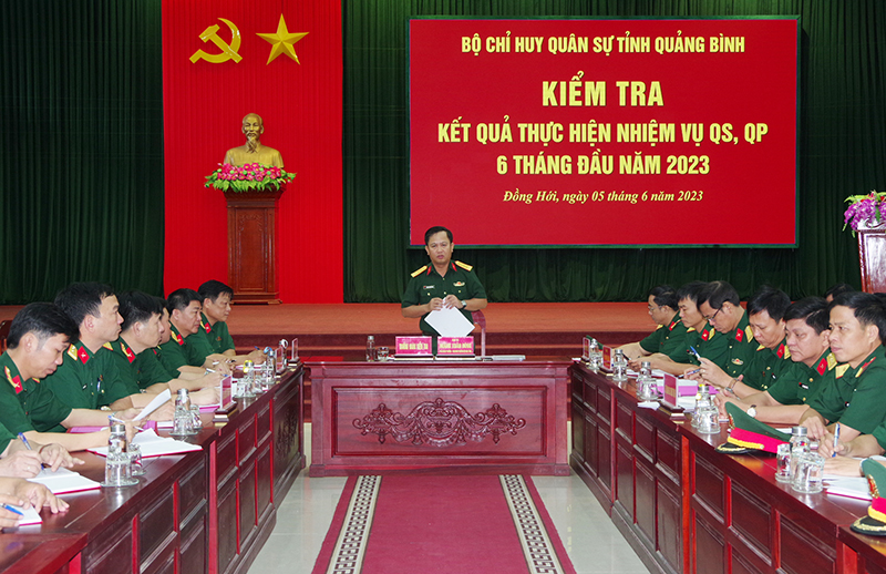 Thủ trưởng Bộ CHQS tỉnh quán triệt nội dung kiểm tra tại Ban CHQS TP. Đồng Hới.
