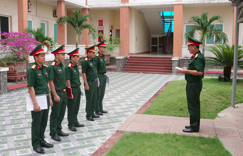 Kiểm tra điều lệnh đội ngũ tại Ban CHQS huyện Quảng Trạch.