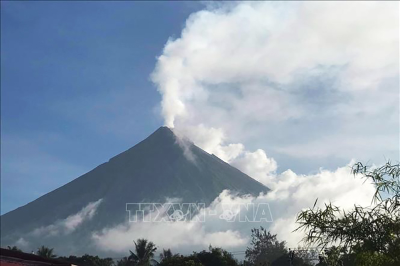 Tro bụi phun lên từ miệng núi lửa Mayon ở Legaspi, tỉnh Albay, Philippines, ngày 8/6/2023. Ảnh: AFP/TTXVN