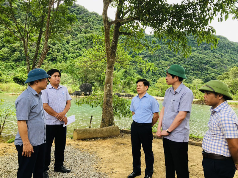 Đồng chí Phó Chủ tịch UBND tỉnh Hồ An Phong kiểm tra một số địa điểm ở bản Còi Đá, xã Ngân Thủy.