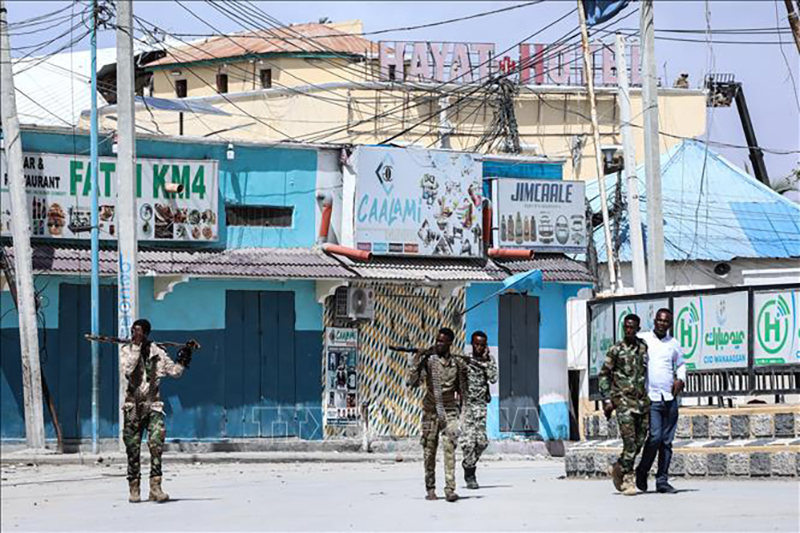 Lực lượng an ninh Somalia tuần tra tại hiện trường vụ tấn công khách sạn Hayat ở thủ đô Mogadishu của Somalia ngày 19/8/2022. Ảnh minh họa: AFP/TTXVN