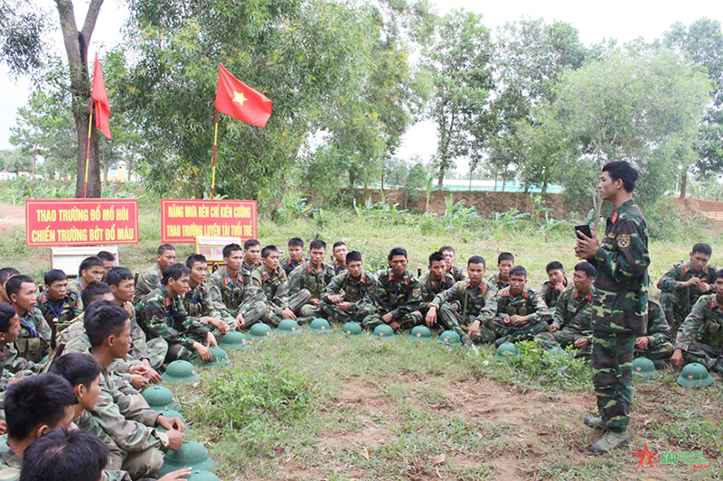 Đội ngũ cán bộ Trung đoàn 19, Sư đoàn 968 kể về ý nghĩa lịch sử Lời kêu gọi thi đua ái quốc trong giờ giải lao trên thao trường. 