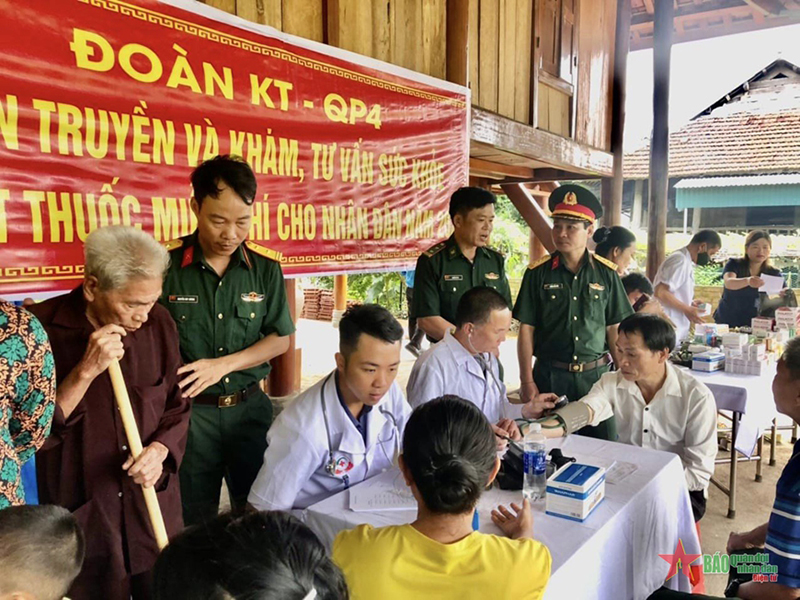 Đoàn Kinh tế-Quốc phòng 4 khám, cấp thuốc miễn phí cho bà con trong vùng dự án. 