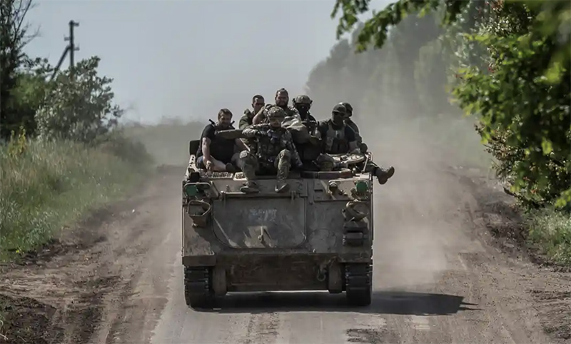 Binh sĩ Ukraine ở gần Bakhmut. Ảnh: Reuters