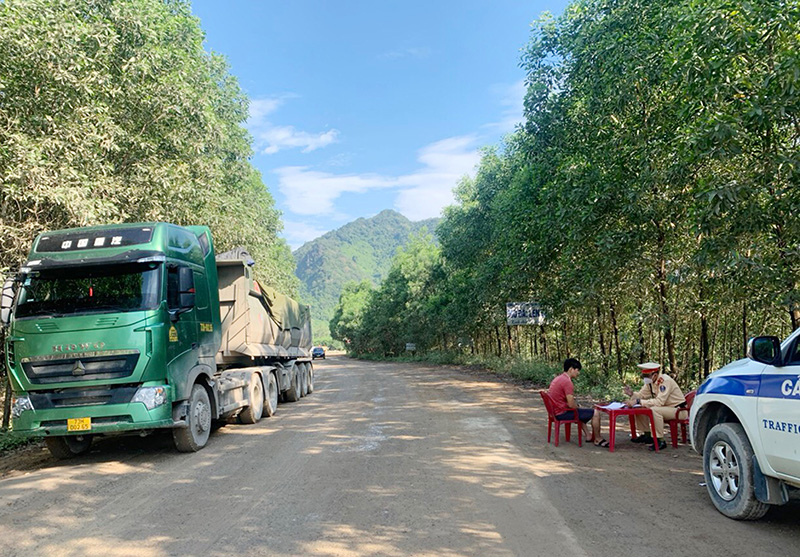 Lực lượng CSGT lập biên bản một xe ô tô chở quá tải.
