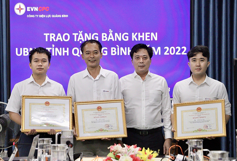 Kỹ sư Viết Tùng (ngoài cùng bên trái) nhận bằng khen của UBND tỉnh năm 2022.