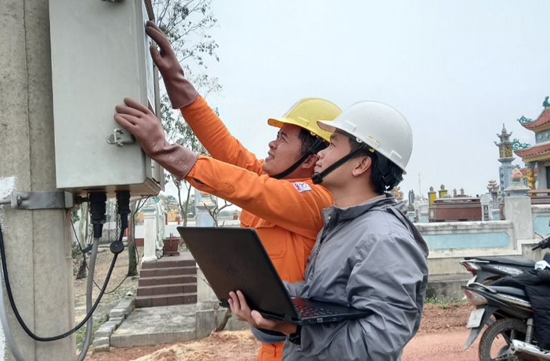 Kỹ sư Nguyễn Viết Tùng (áo xám) có nhiều sáng kiến được áp dụng vào sản xuất.