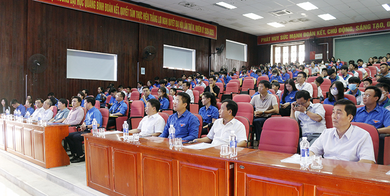 Các đại biểu tham dự lễ khai mạc.