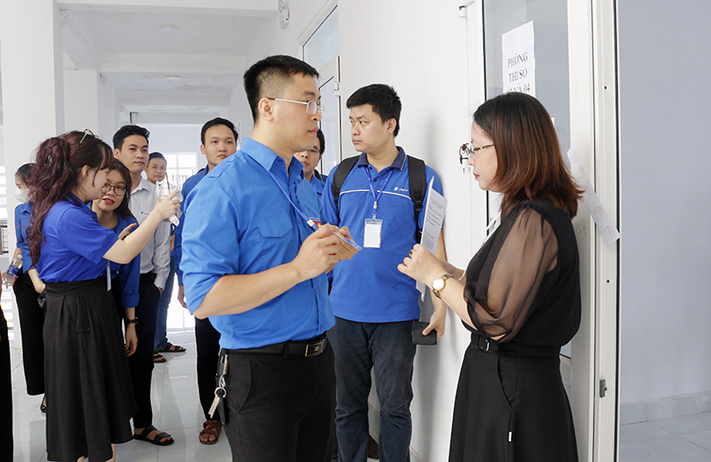 Các thí sinh làm thủ tục vào phòng thi.