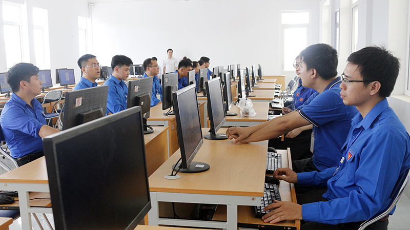 Thí sinh là cán bộ, công chức, viên chức, người lao động trẻ làm bài thi.