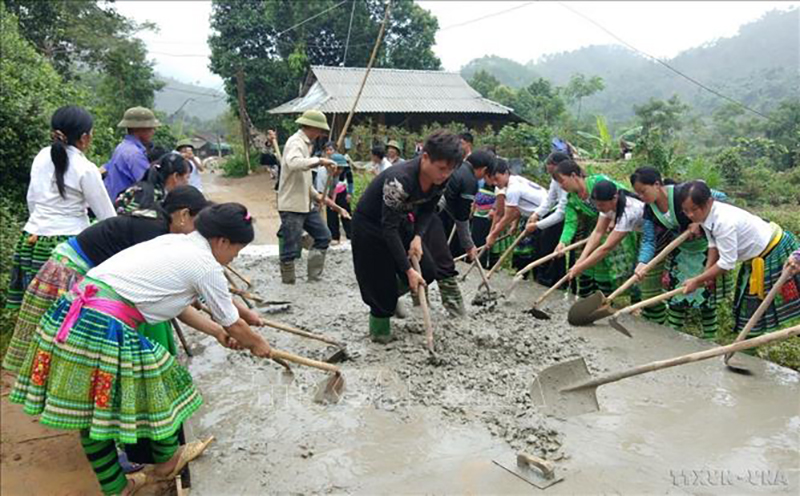 Phong trào thi đua “Cả nước chung tay vì người nghèo – không để ai bỏ lại phía sau” và công tác giảm nghèo đã trở thành nhiệm vụ trọng tâm, thường xuyên được các ngành, các cấp. Trong ảnh: Thành phố Đông Hà (Quảng Trị) tổ chức chương trình hỗ trợ gạo miễn phí cho hộ gia đình nghèo qua cây ATM gạo tự động. Ảnh: Hồ Cầu/TTXVN