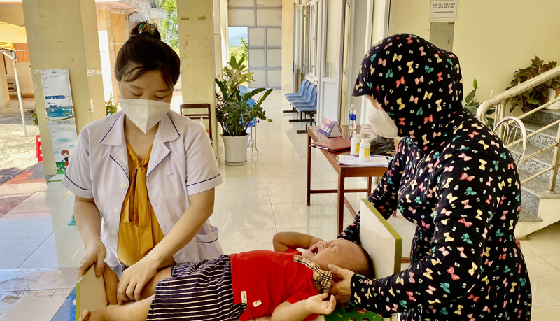 Cân đo chiều cao, cân nặng của trẻ dưới 5 tuổi để đánh giá tình trạng dinh dưỡng.