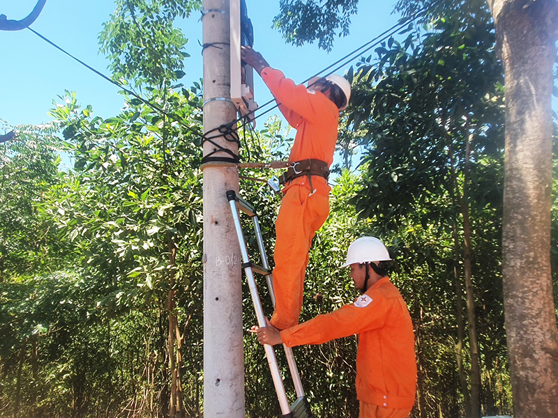 Nhân viên Điện lực Minh Hóa kiểm tra hệ thống điện cho đồng bào Rục.