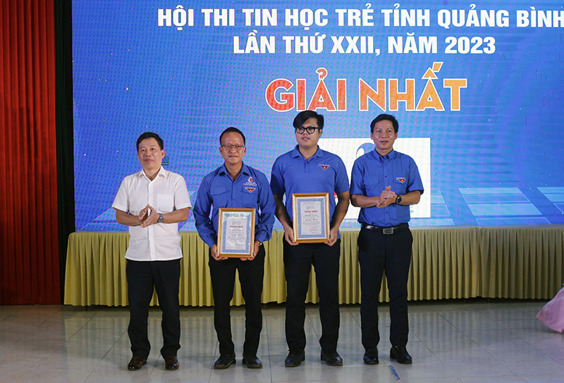 Ban tổ chức trao giải nhất cho các thí sinh đoạt giải.