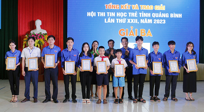 Trao giải 3 cho các thí sinh.