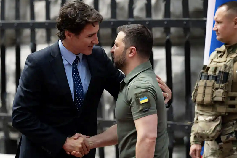 Tổng thống Ukraine, Zelensky chào đón Thủ tướng Canada, Trudeau trong chuyến thăm bất ngờ của ông đến Kiev ngày 10/6/2023. Ảnh: Reuters