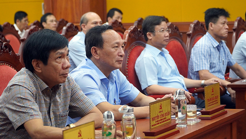 Các đồng chí lãnh đạo tỉnh dự hội nghị tại điểm cầu Quảng Bình
