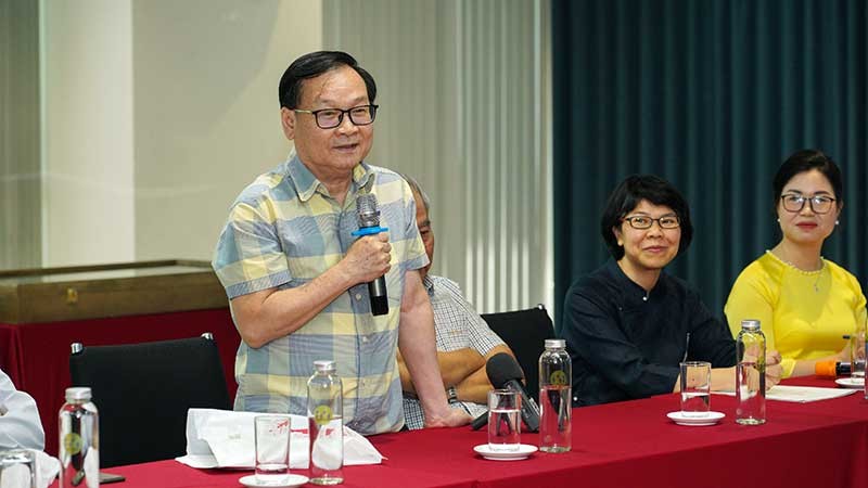 Nhà văn Nguyễn Nhật Ánh chia sẻ tâm huyết về tác phẩm cho thiếu nhi tại Nhà xuất bản Kim Đồng. (Ảnh LỮ MAI)