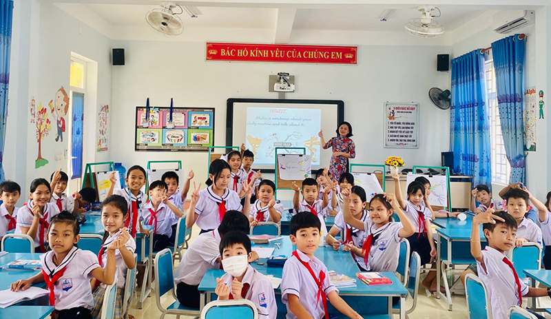 Học sinh Trường tiểu học Đức Ninh Đông hào hứng với tiết học Tiếng Anh.