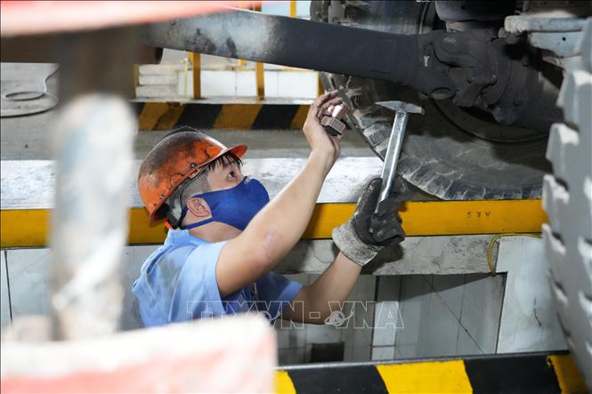 Kiểm định viên kiểm tra gầm xe tải tại Trung tâm đăng kiểm xe cơ giới 70.01S TP. Tây Ninh. Ảnh (minh họa): Minh Phú/TTXVN