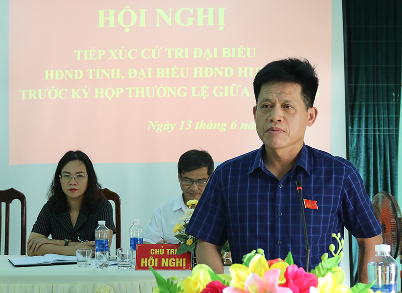 Đồng chí Lê Văn Bảo, Ủy viên Ban Thường vụ, Trưởng ban Dân vận, Chủ nhiệm Ủy ban Kiểm tra Tỉnh ủy tiếp thu ý kiến của cử tri.