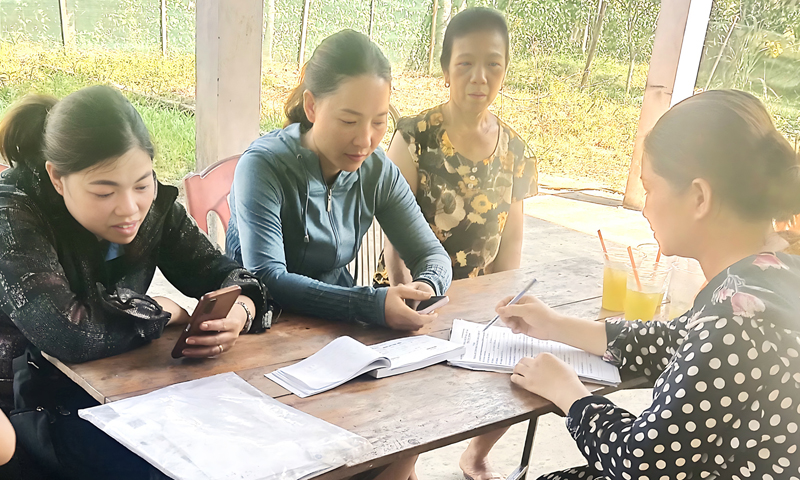 Đại lý thu BHXH đang tuyên truyền chính sách BHXH tự nguyện, BHYT hộ gia đình cho người dân xã Hóa Phúc.